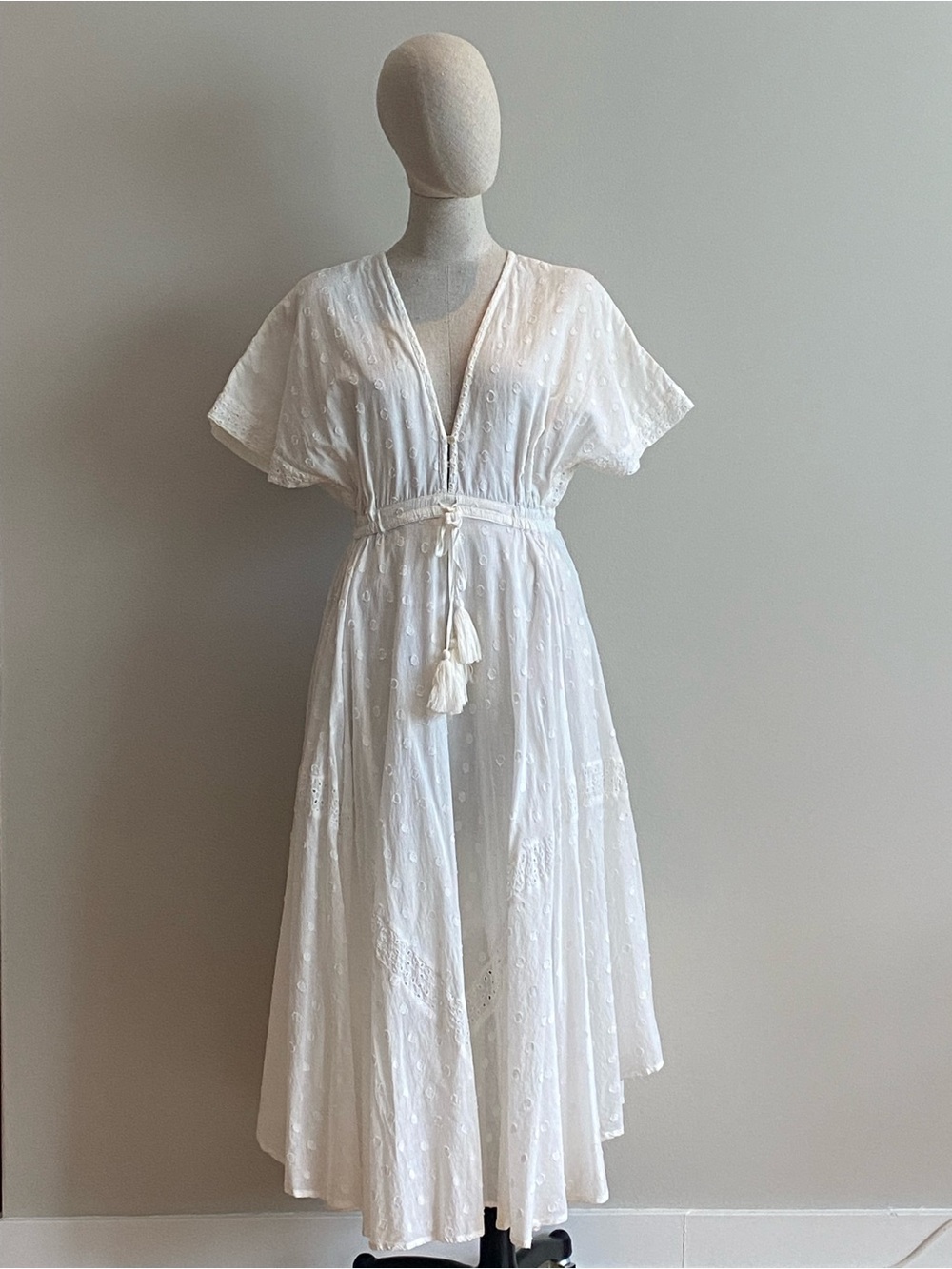 Valiante White Boho Eyelet Embroidered V-Neck Flutter Sleeve Midi Dress. Size 1